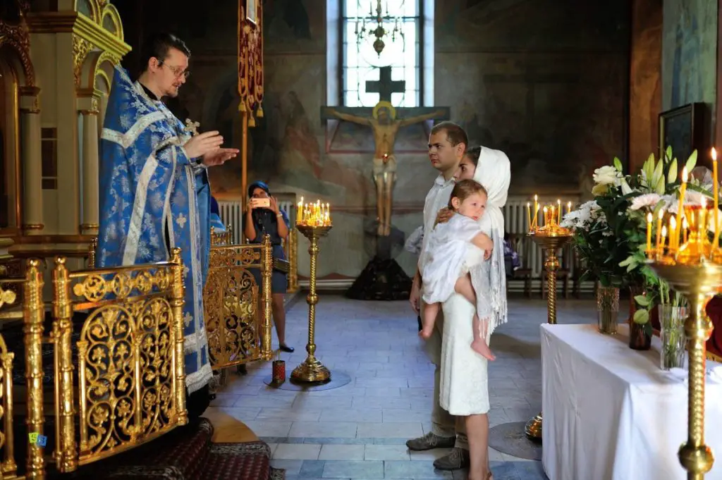 О чём надо знать крестной маме о крестинах мальчика? Обязанности крестной матери во время и после крещения.