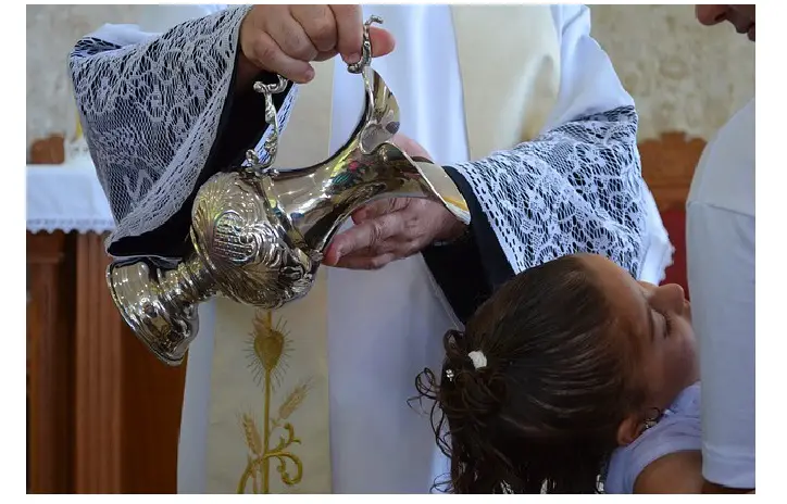 Что подарить малышу на крещение. Что крестные дарят на крестины