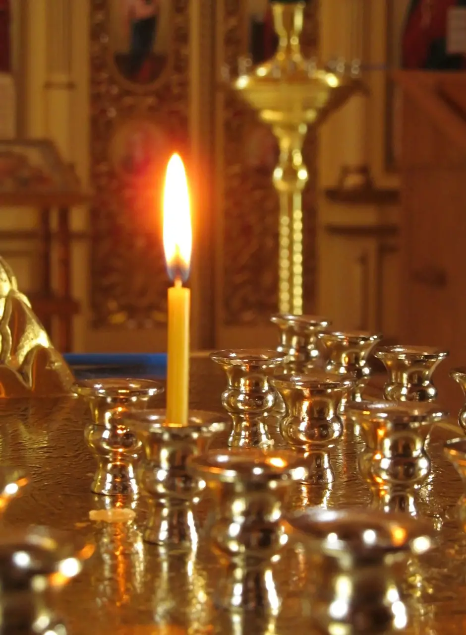 Как поставить свечи в церкви